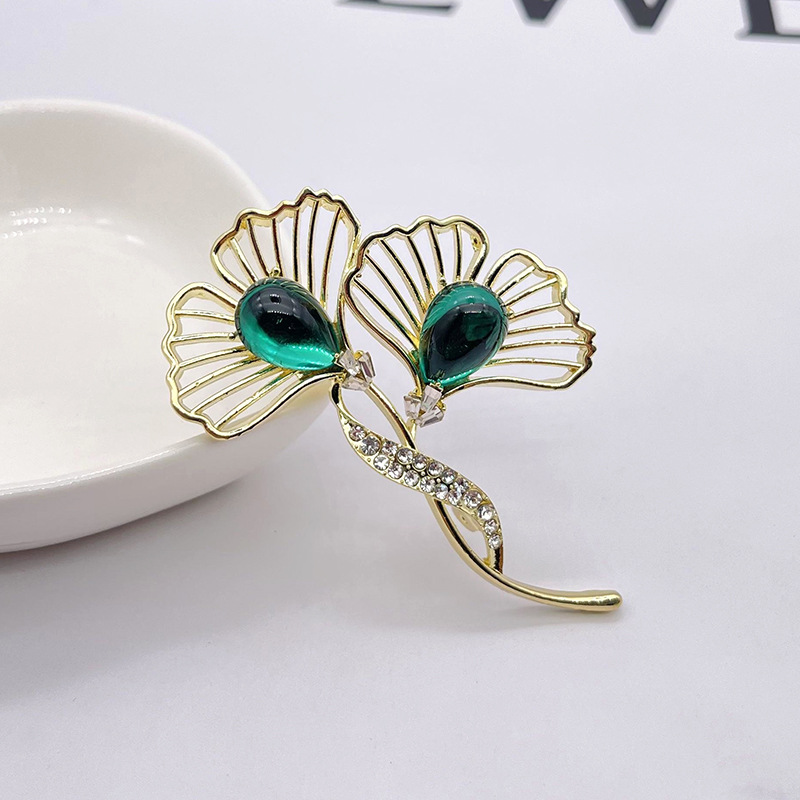Sophisticated brooch with rhinestones