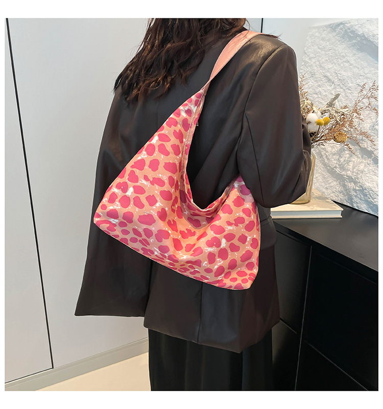 A new minimalist canvas bag with a large capacity in Korean fashion, a leopard print commuter single-shoulder crossbody bag undefined