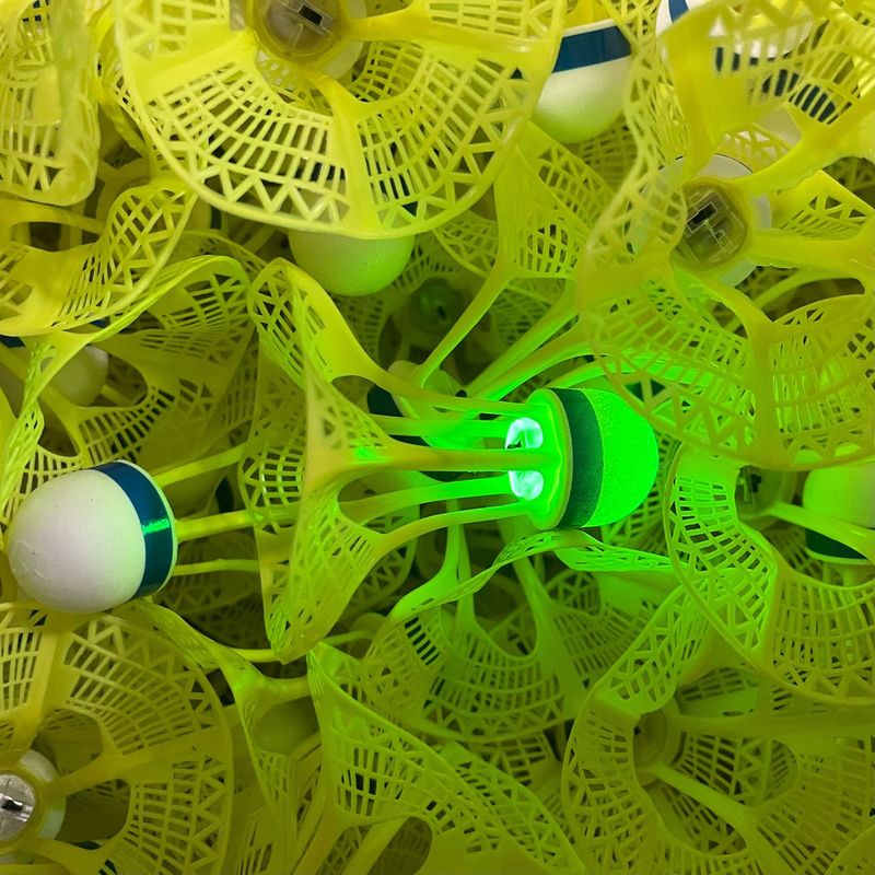 楽客発光バドミントン防風風バドミントン耐打ナイロンボールプラスチックランプ付きLED夜間発光ボール|undefined