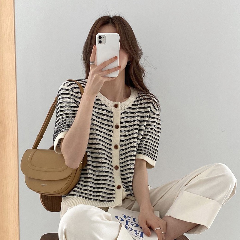 Short knitted thin sweater