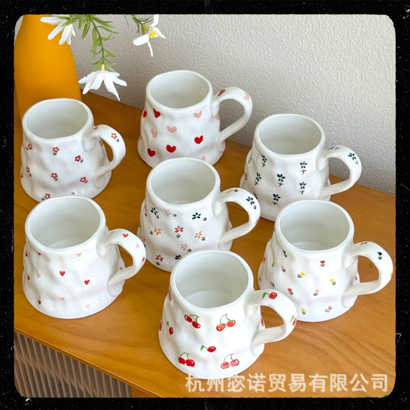 Керамическая кружка Volcano Cup, 520 мл, фактурный корпус, цветочные и сердечные узоры