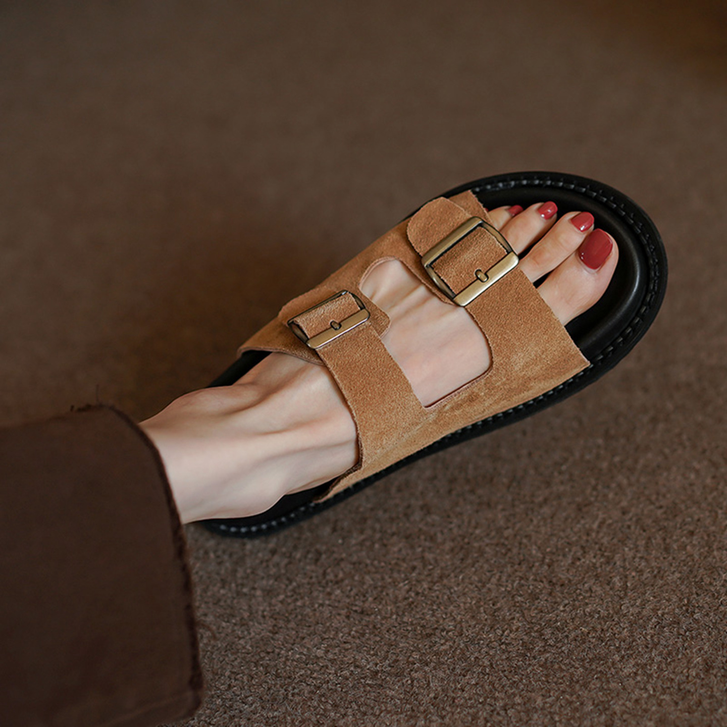 Dép sandal nữ quai chữ V đế dày phong cách Burken — màu nâu nhạt
