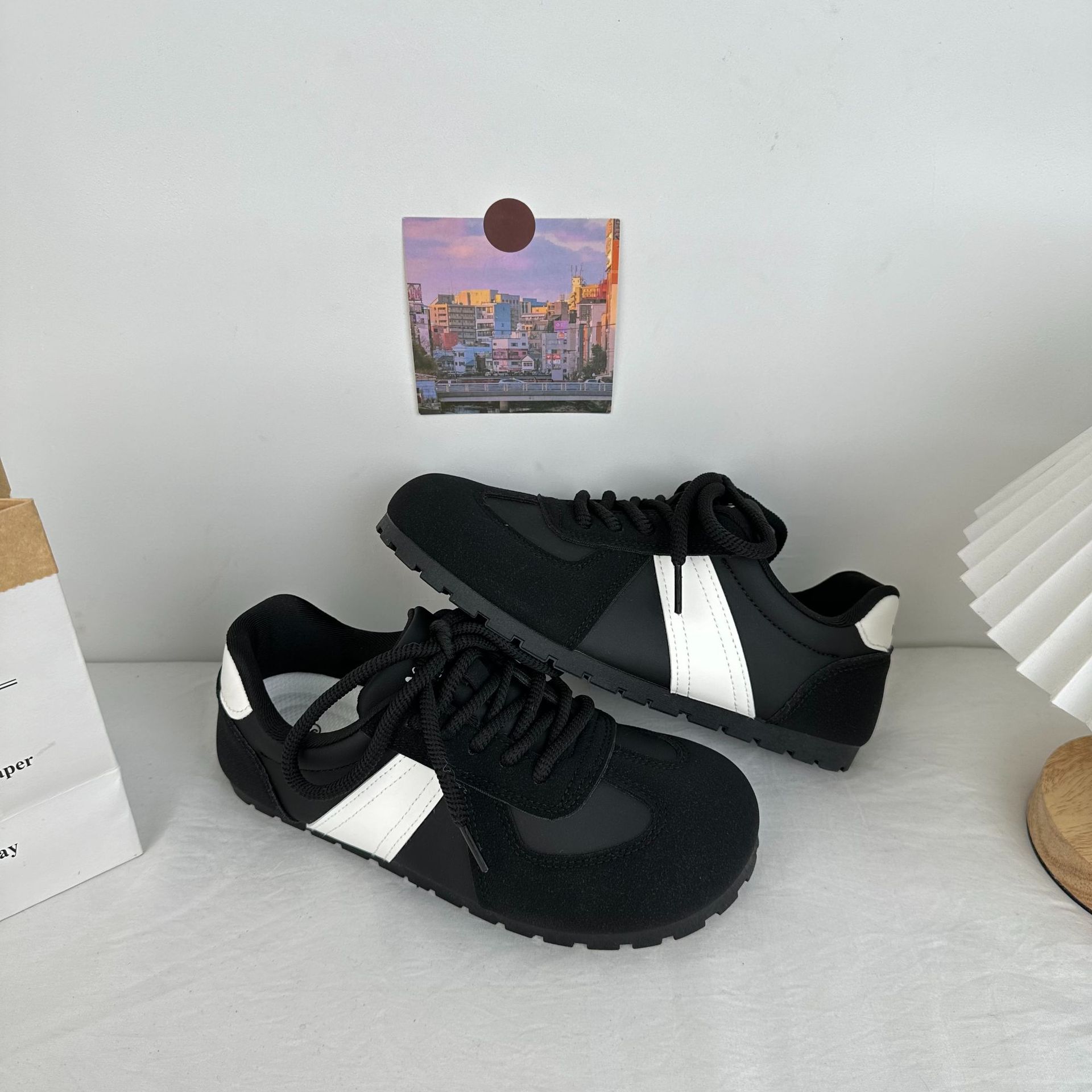 Casual Retro Commuter 2025 nuevo estilo de primavera y verano ligero de suela delgada deportes todo fósforo más terciopelo de suela plana hojaldre zapatos de entrenamiento alemán para mujer