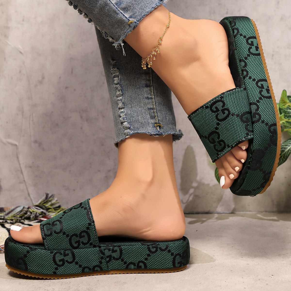 Zapatillas de suela gruesa de comercio exterior para mujer 2024 verano nuevo estilo europeo y americano de gran tamaño con estampado de letras sandalias y zapatillas de bizcocho de una palabra