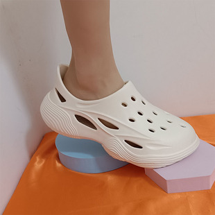 New Croc Shoes Men's Beach Wading Shoes Outdoor Sports Sandals Lightweight Soft Sole Driving Shoes Lightweight and Waterproof