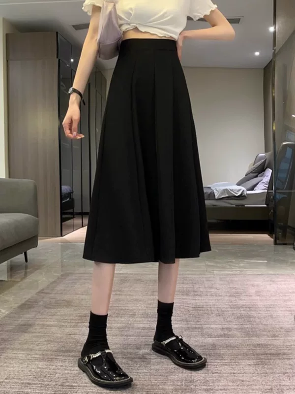 Fitted black long skirt, plus size, high waist, A-line, for pear shaped body, hip-accented