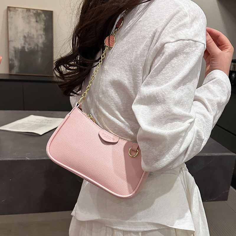 Bolso de cadena popular de este año, nuevo bolso femenino de primavera 2025, bolso de hombro con patrón de lichi fresco, bolso de mensajero de fresa lindo