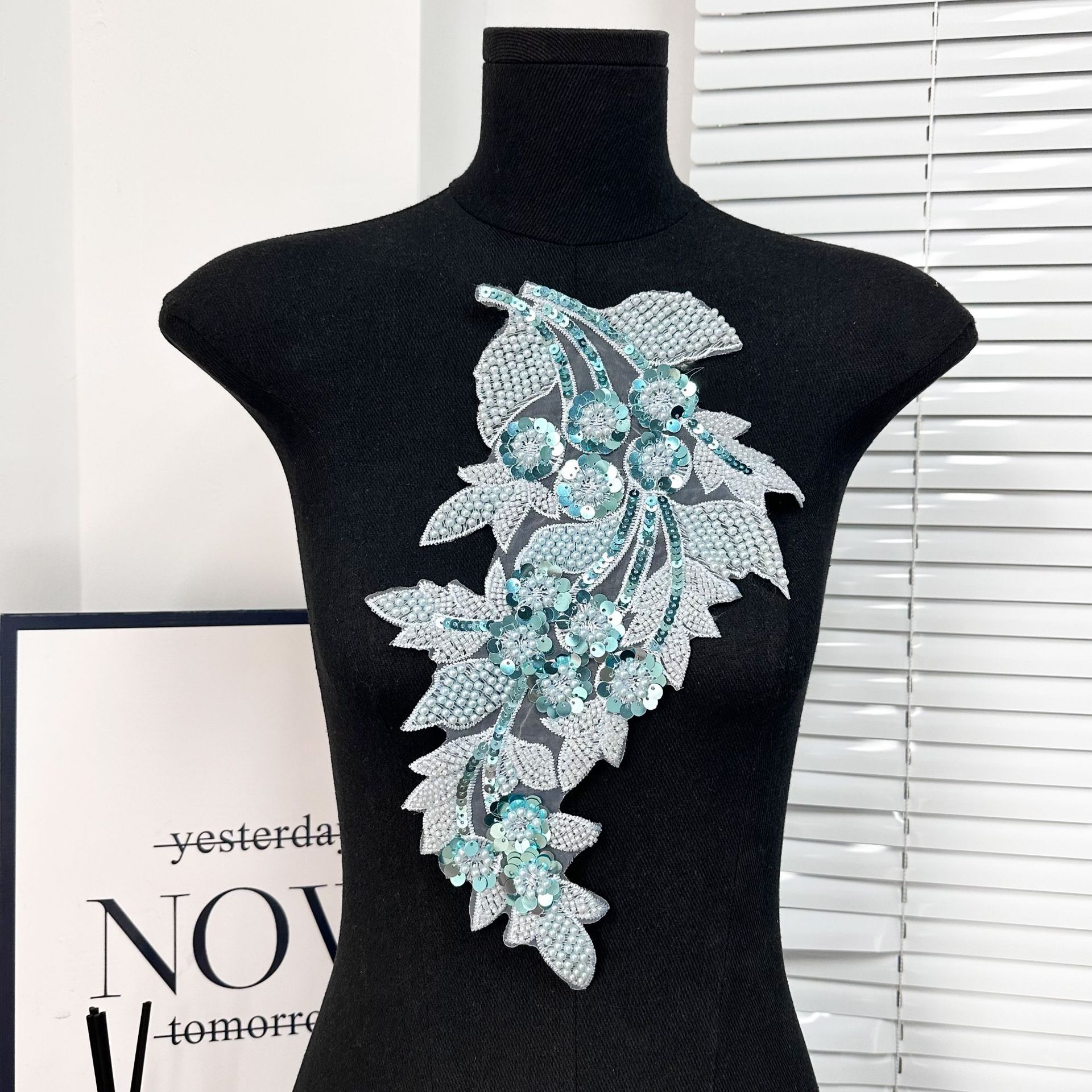 Ventas transfronterizas calientes de bordado de malla sequinilla de tela de color plateado pegado vestido vestido vestido de rendimiento ropa accesorios DIY