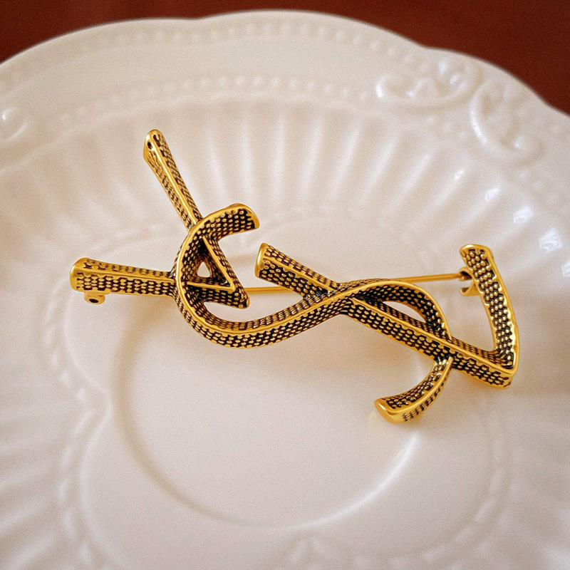 Chanel estilo metal carta VSL broche francés nicho de alto grado temperamento traje suéter pin ramillete femenino