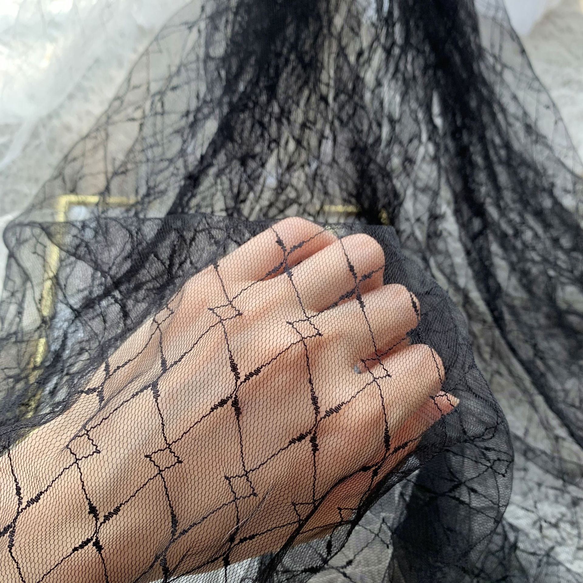 Suministro directo de fábrica de malla tela jacquard de nylon no elástica Diamante jacquard malla bottoming camisa gasa falda de tela en stock