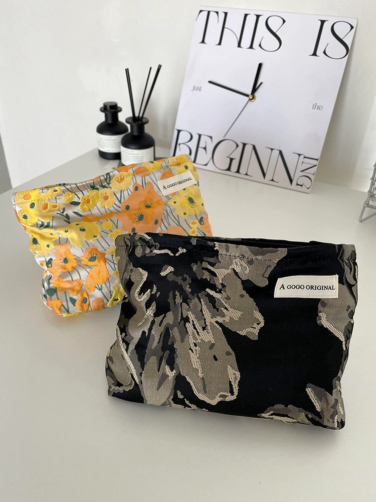 Capacious cosmetic bag, three‑dimensional travel organizer with zipper, stylish printed patterns