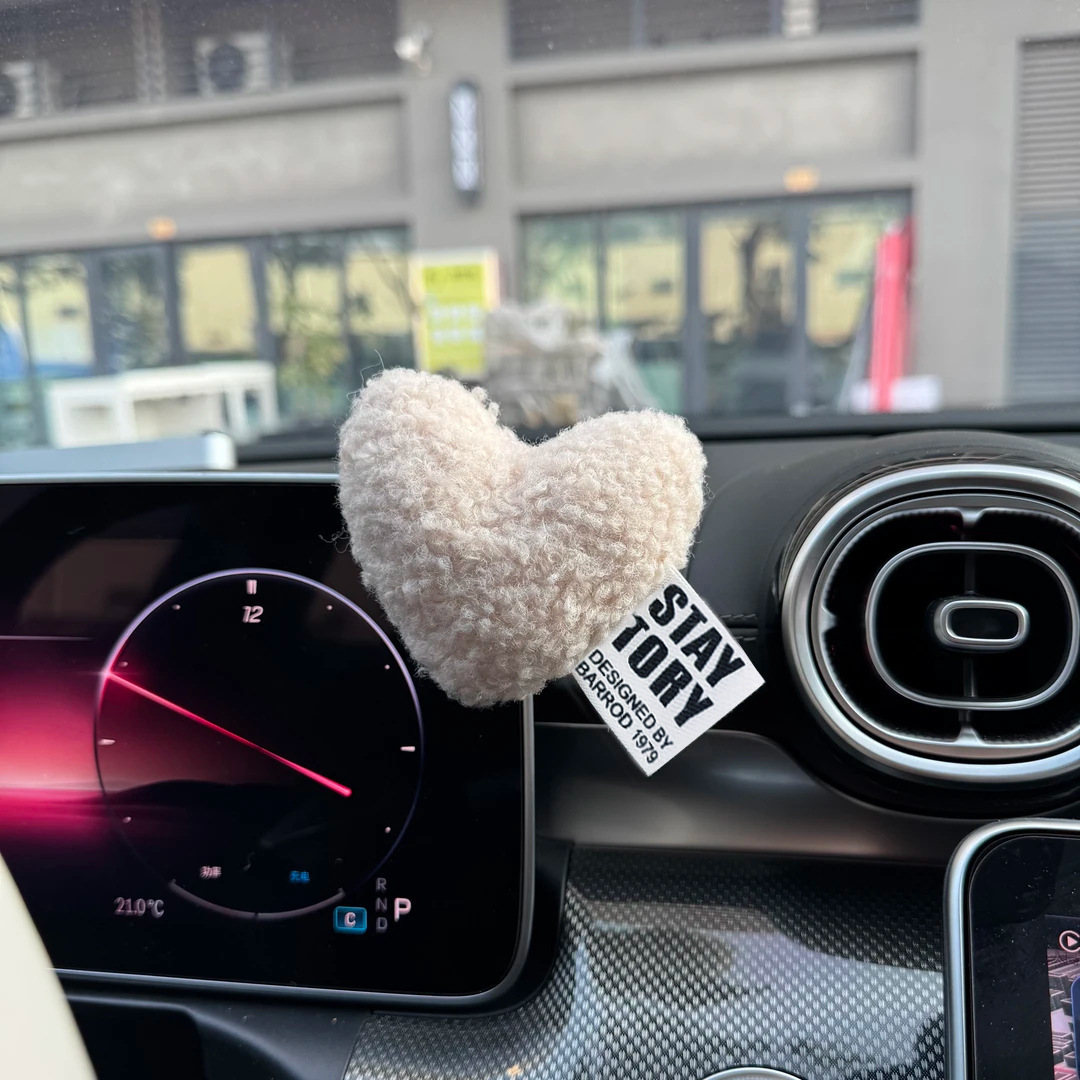 Coches de peluche adornos amorosos en forma de corazón lindo consola central adornos de automóviles para niñas decoración interior de automóviles simple