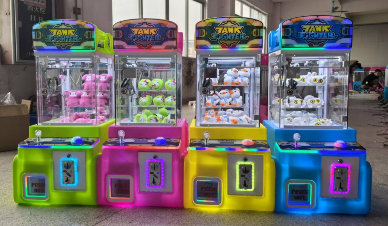 Máquina de garras pequeña para niños, mini muñeca de rotomoldeo, máquina boutique de juguetes, equipo de videojuegos que se inyectan monedas, México transfronterizo