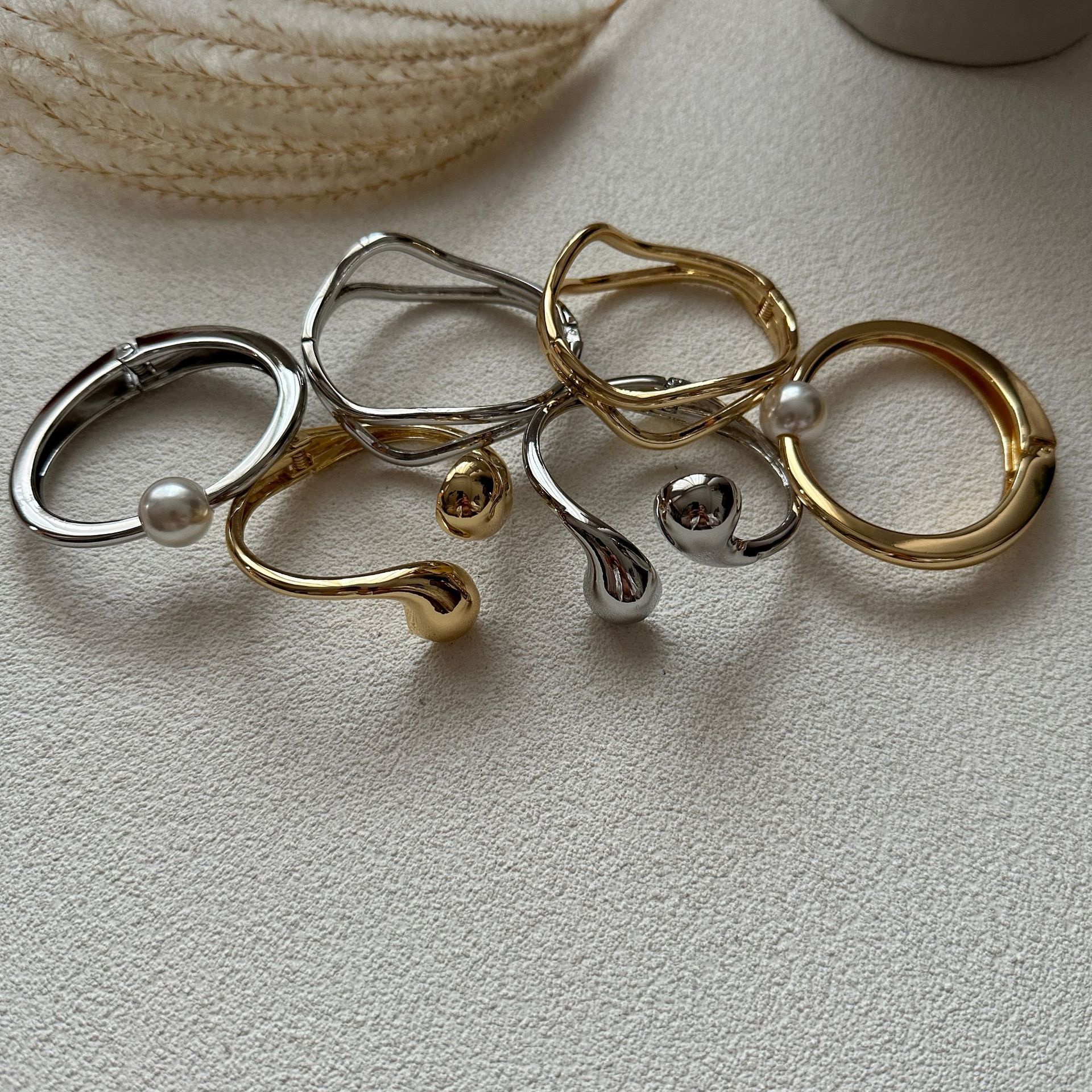 47g Weight Bangle Classification Alloy Chain Material 1 Piece Quantity Daily, Date Occasion Alloy Material Geometric Pattern Women's Gender Plating Design Simple Style, Classic Style Style Simple Style Classic Style Geometric Alloy Bangles Wholesale 14
