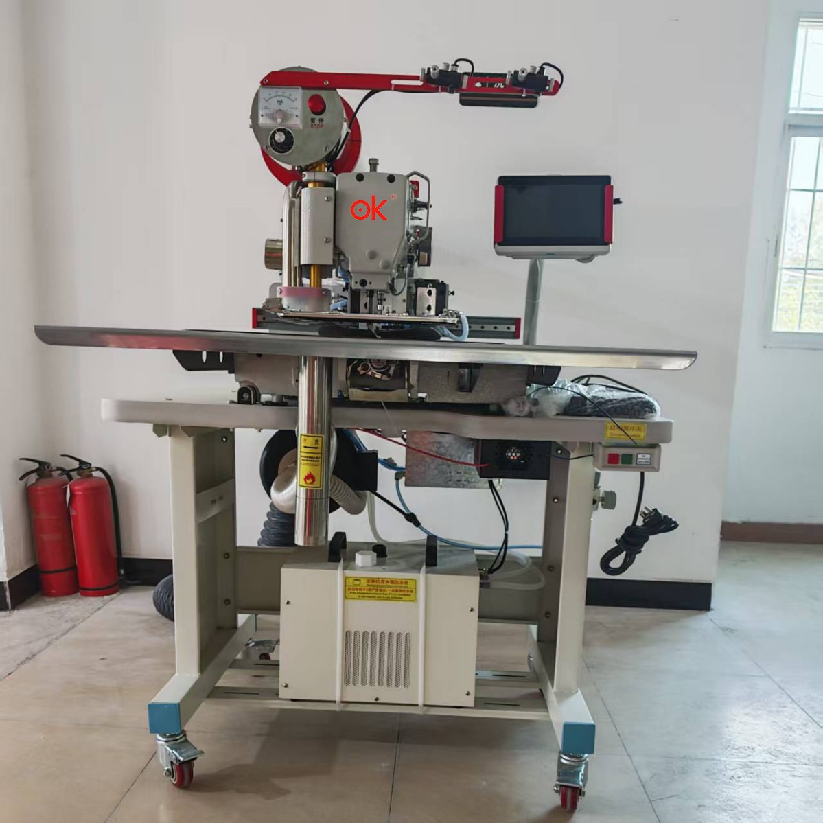 3520F máquina de apertura láser de computadora bolsa de prendas de vestir T-shirt puerta abierta fábrica de ropa máquina de apertura bolsa