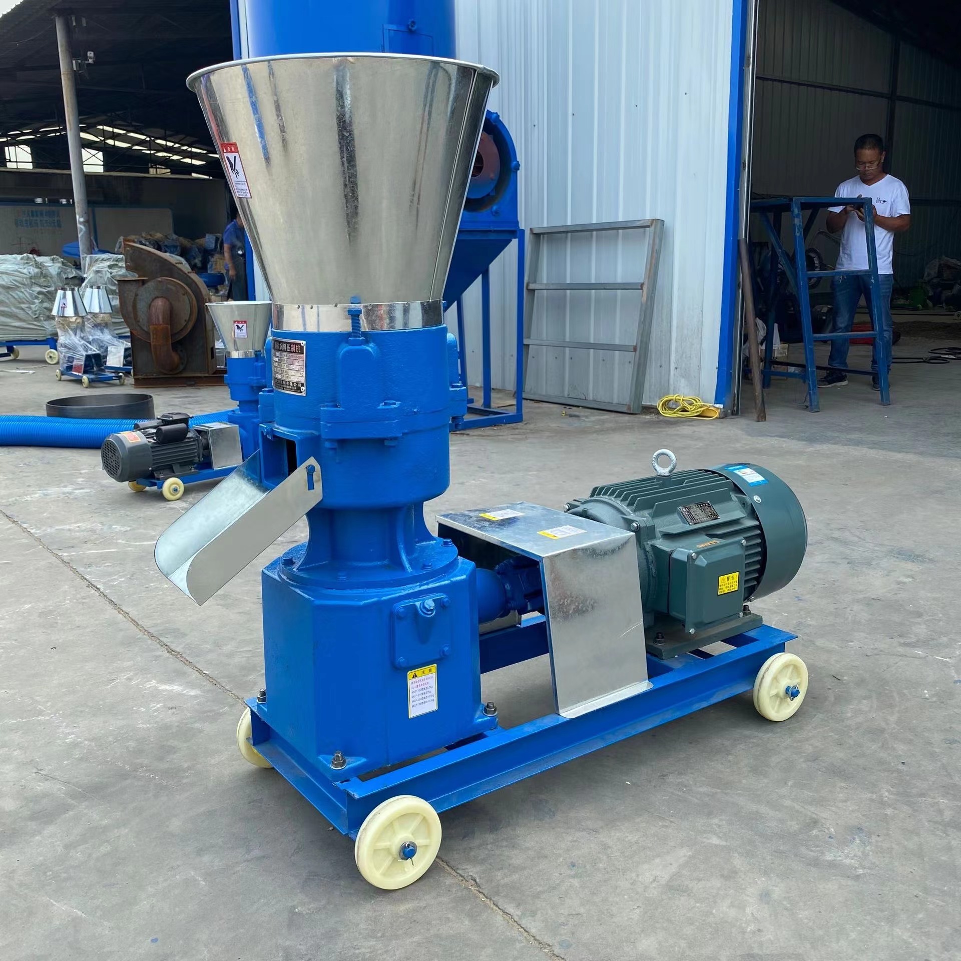 Máquina de granulación de alimentación de tres ruedas tipo 160 granulador de alimentación doméstico de pollos y ganado, máquina de alimentación seca y húmeda de 400 kg por hora