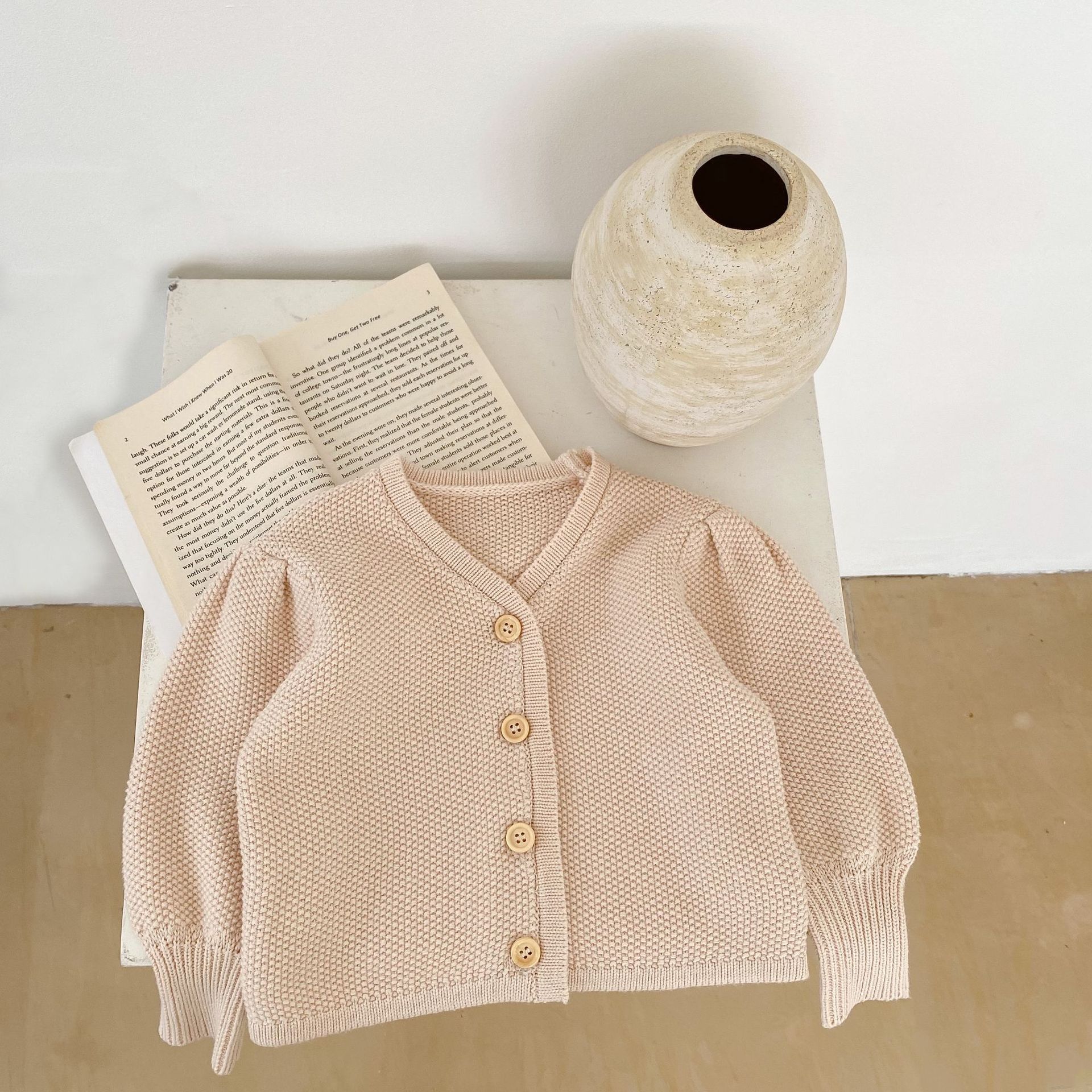 2024 Tavaszi Baba Férfi és Női Kötött V-nyakú Buborékos Ujjú Kabát Lámpás Rövidnadrág Két Részes Szett_voghion.com