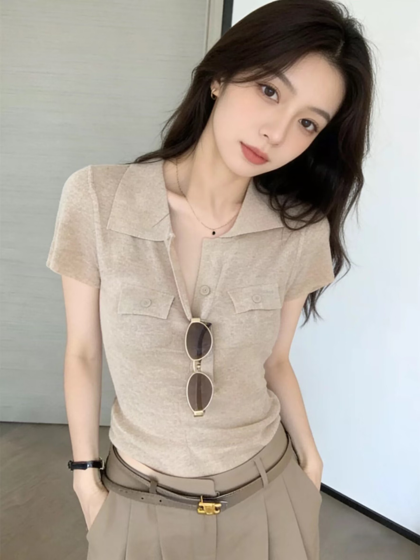 Áo thun polo nữ tay ngắn cổ bẻ phong cách công sở — màu nâu nhạt