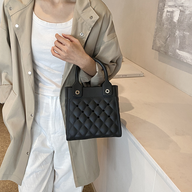 Bolso Tote de moda coreana 2025 verano nuevo estilo bolso femenino agujero hueco bolso de mano moda ringge bolso de playa marea