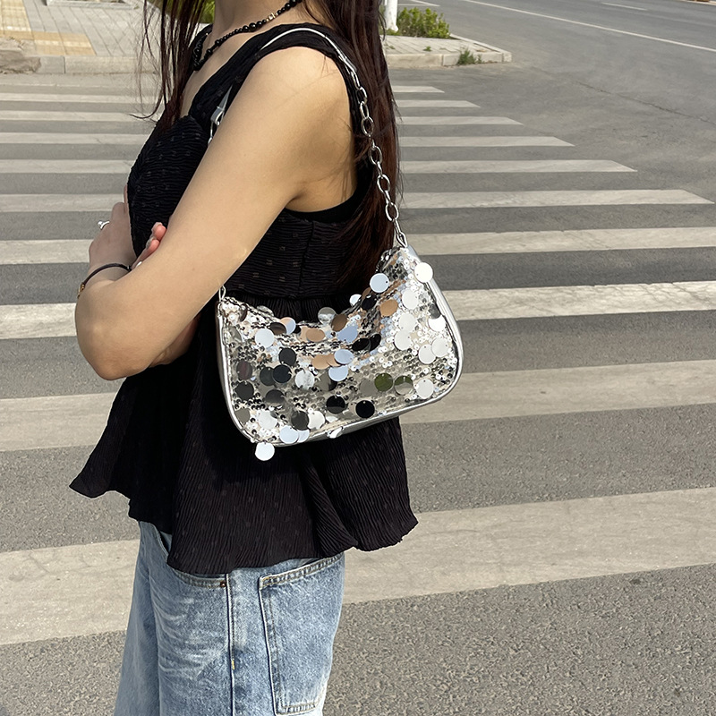 Bolsa de hombro de personalidad en línea de sequillas para mujeres 2024 primavera y verano nueva cadena bolsa de brazo de este año bolsas de bolsas populares para mujeres
