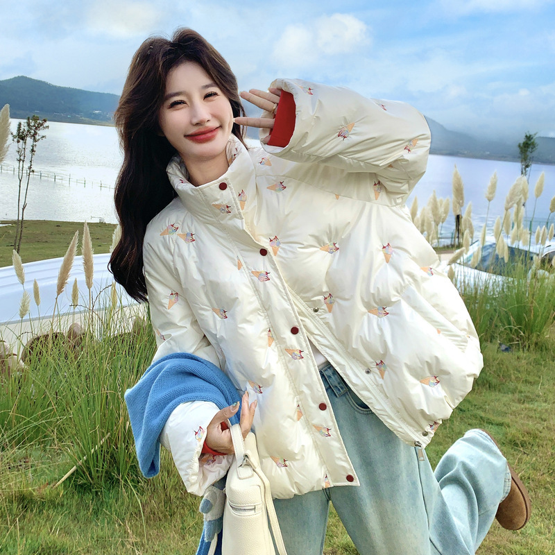 White Cute Age-Reducing Stand-Up Collar Embroidered down Jacket for Women 2025 Winter New Style Petite Korean Style Playful 90 down Jacket White Cute Age-Reducing Stand-Up Collar Embroidered down Jacket for Women 2025 Winter New Style Petite Korean Style Playful 90 down Jacket