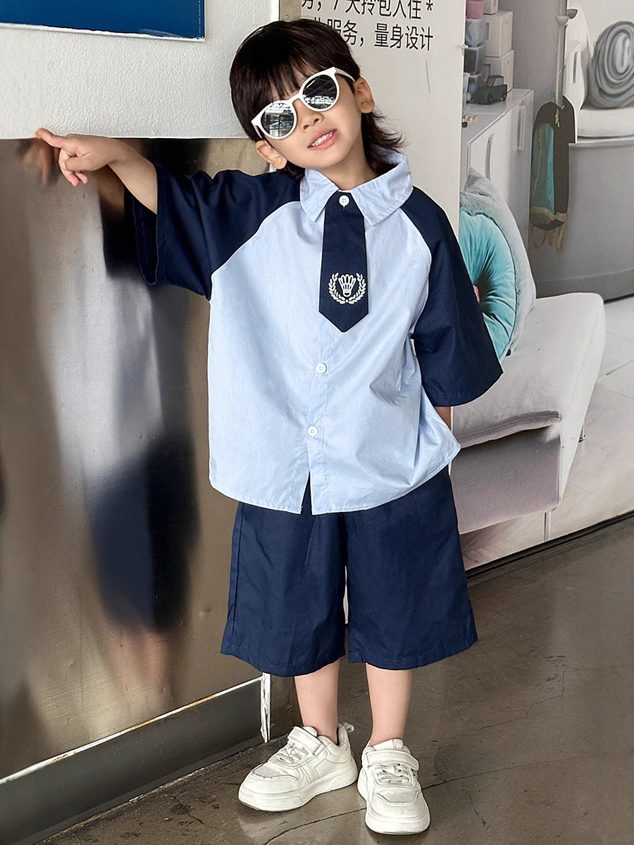7930 traje de estilo universitario de verano para niños 2025 nueva camisa de verano para niños hermosos pantalones cortos casuales de dos piezas