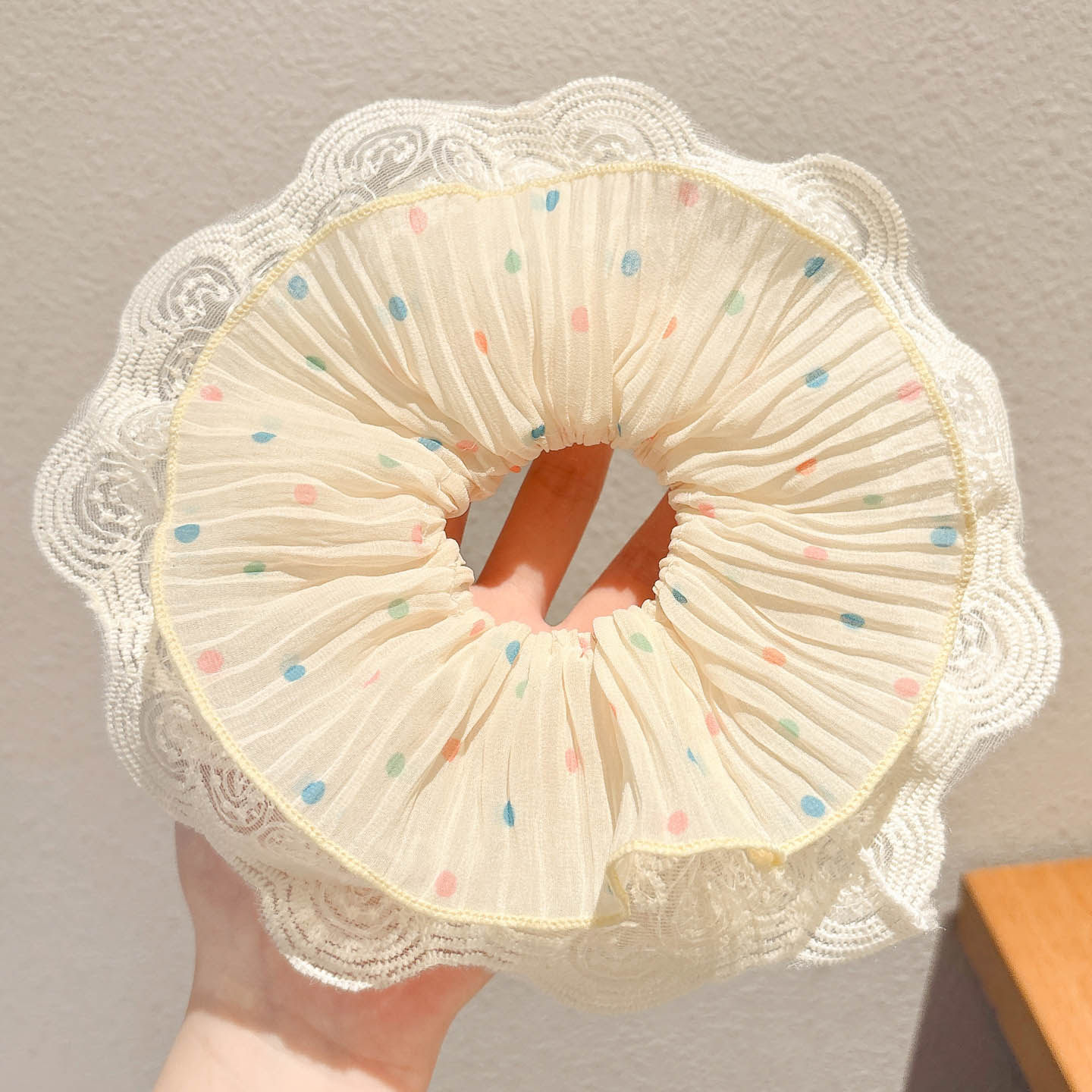 Nuevo scrunchie de encaje multicapa 2026 para mujer, lazo para el pelo de alta gama, accesorio suave para el cabello estilo coreano.