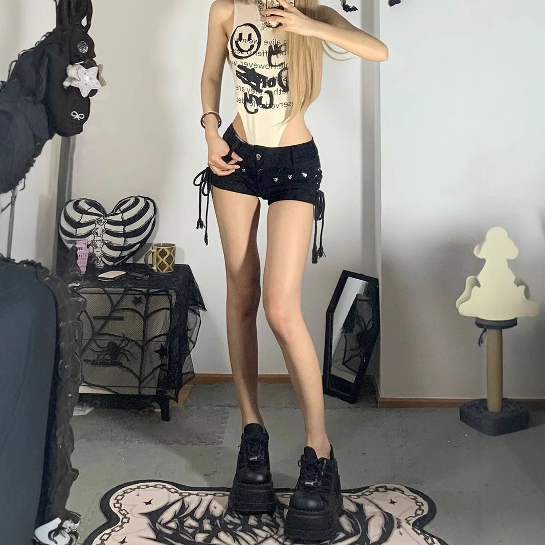 美式vibe复古紧身黑色牛仔短裤女夏季绑带设计感辣妹铆钉包臀热裤