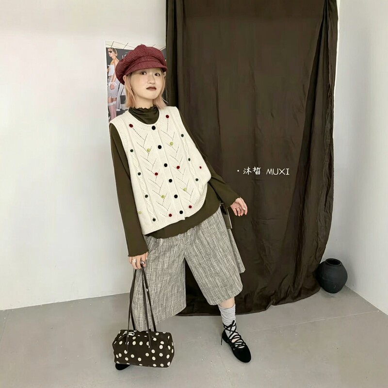 2026 new colorful beaded knit vest for women, autumn and winter retro round-neck sweater vest, loose fit, perfect for layering 2026 new colorful beaded knit vest for women, autumn and winter retro round-neck sweater vest, loose fit, perfect for layering