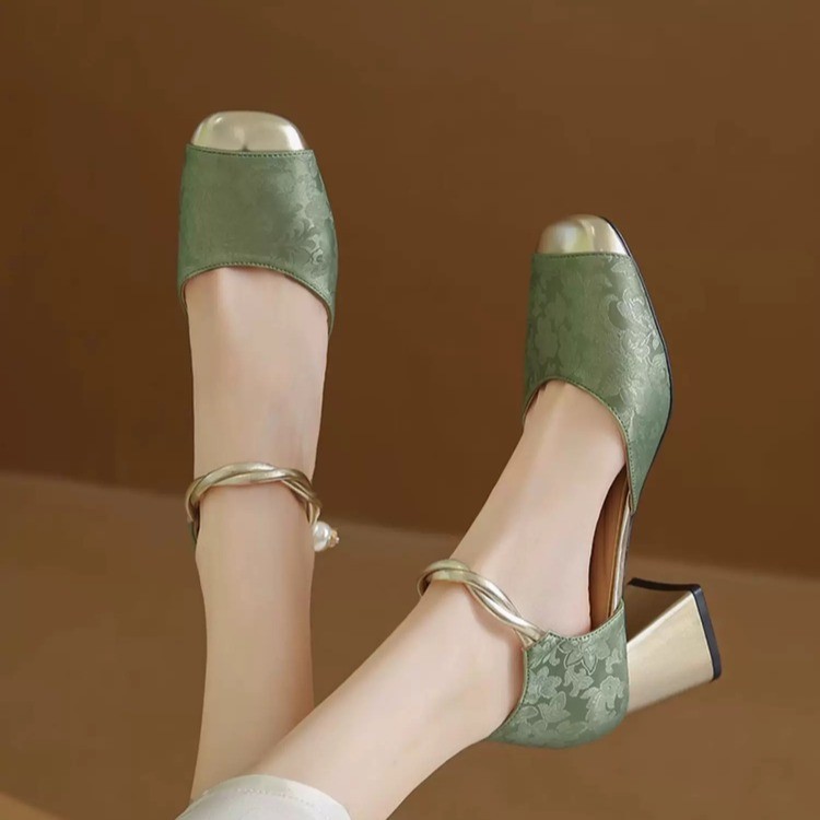 Nicho de moda casual temperamento simple estilo coreano verano 2026 nueva moda versátil tacones gruesos sandalias resistentes al desgaste