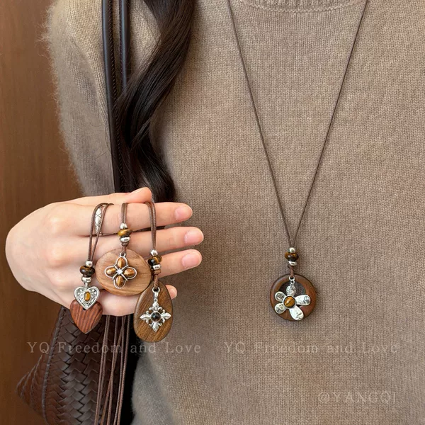 Vintage wooden tiger's eye flower pendant necklace for women, high-end old money style sweater chain, long accessory in the Maillard color palette