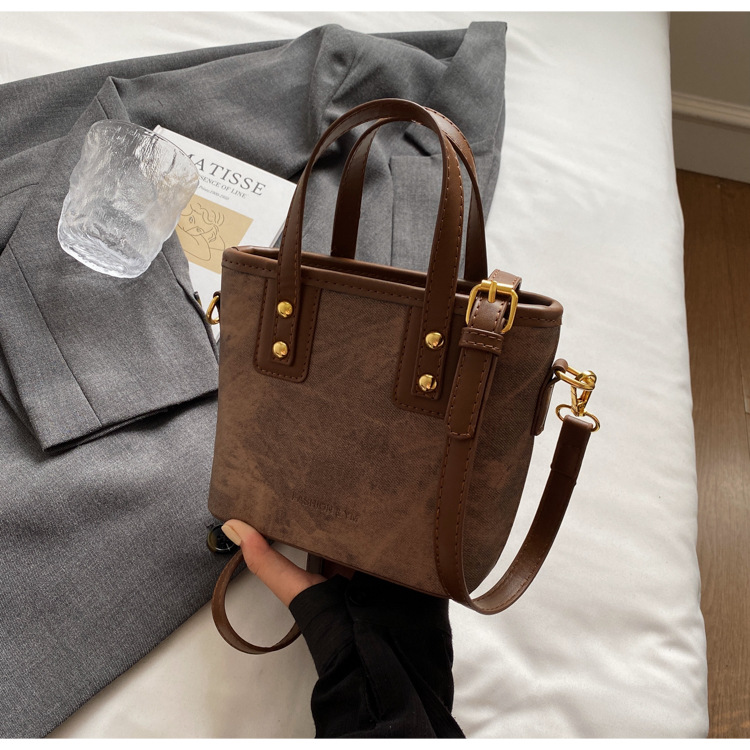 펜던트가 없는 브라운