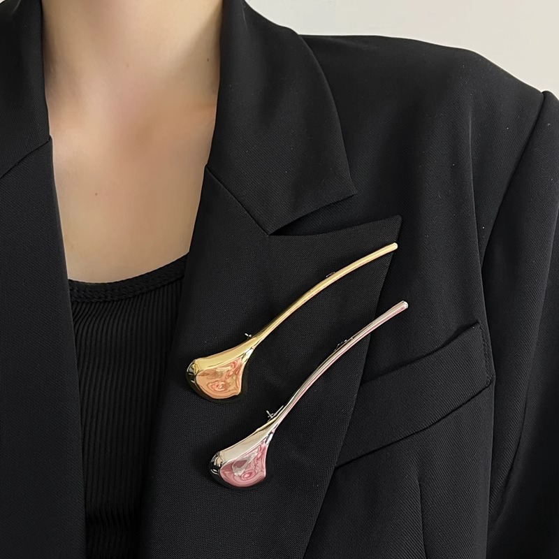 2025 new niche design smooth alloy leaf brooch women's high-end suit pin fashion exquisite corsage