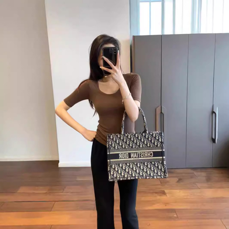 Fashionable essence mulberry silk soft breathable moisture absorption good soup spoon collar small U collar solid color short T-shirt early autumn 600650