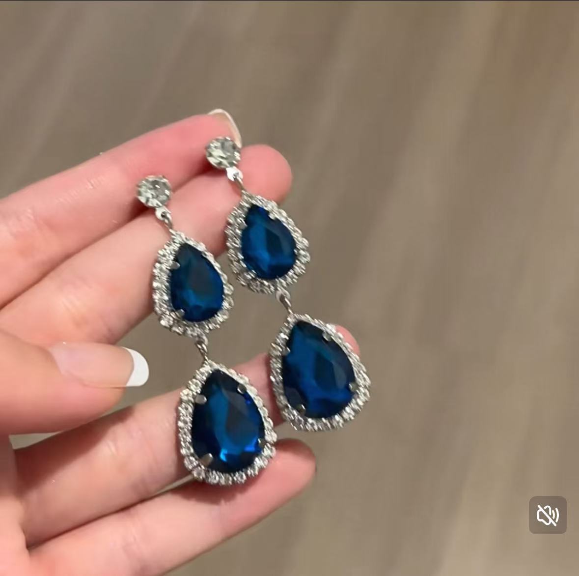 Pendientes largos de borla de circón súper flash Pendientes de lujo ligero de alta gama de moda Pendientes de todo fósforo de temperamento de nicho al por mayor femenino