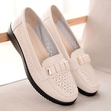 白枕鹤真软皮软底妈妈鞋子春夏镂空洞洞凉鞋中老年女士防滑平底舒