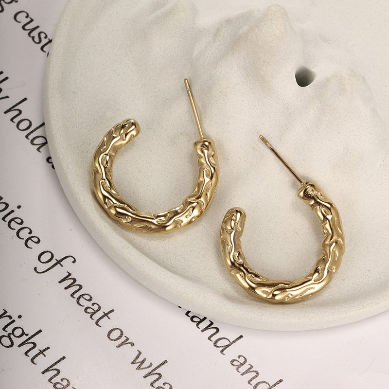 Xuping joyería de acero inoxidable otoño invierno pendientes de moda europea y americana personalidad en forma de C bambú torsión pendientes de amor para mujeres