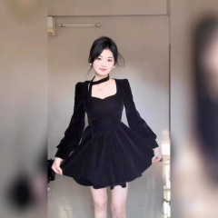 大きいサイズのフランスの名媛のヘボン風のベルベットのタキシードのワンピースの女性の秋冬の高級感は腰の黒色の蓬のスカートを収めます。