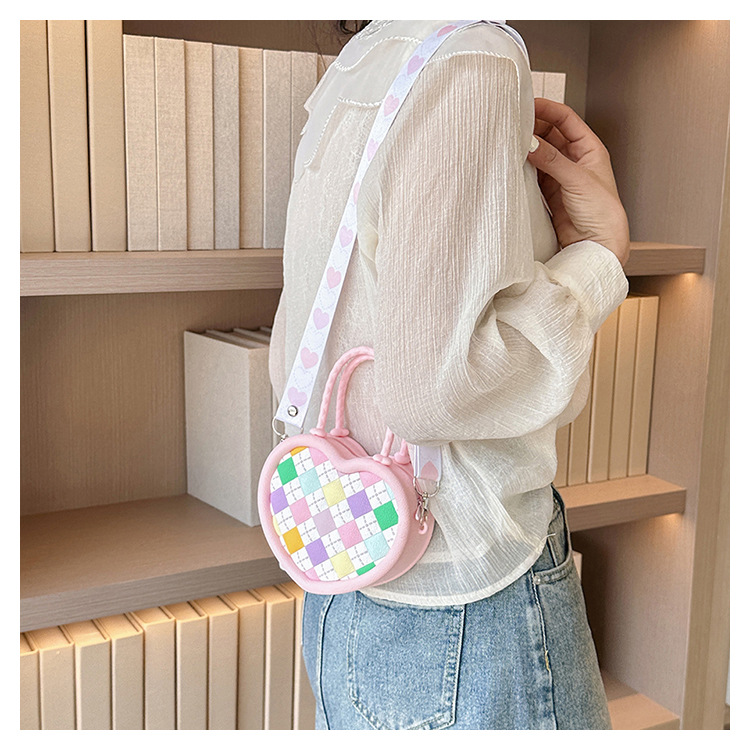 Women's Small All Seasons Silica Gel Heart Shape Lingge Streetwear Heart-shaped Zipper Shoulder Bag Heart-shaped Bag Handbag display picture 2