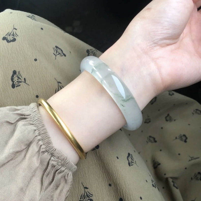 Vòng tay ngọc bích tự nhiên Miến Điện cao cấp, màu xanh nhạt băng cao, đường kính trong 52–64 mm chi tiết 3