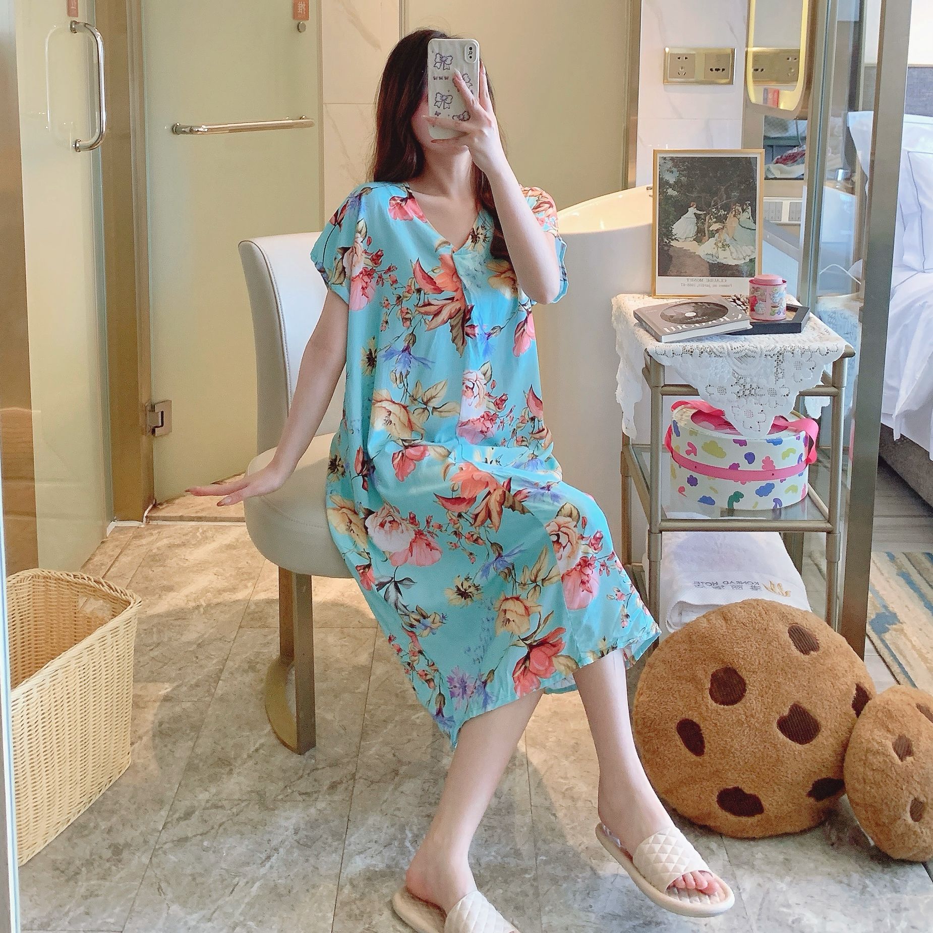 파란색 배경에 붉은 꽃