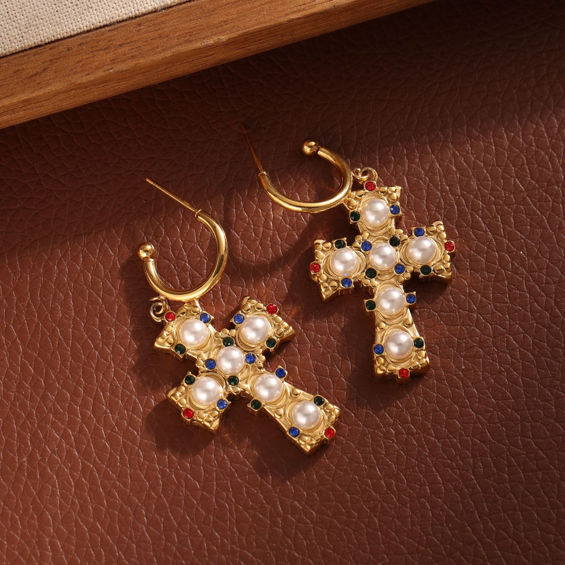 Tina transfronteriza acero de titanio incrustado cruz de perlas collar de dama retro colgante de cadena de acero inoxidable pendientes de nicho