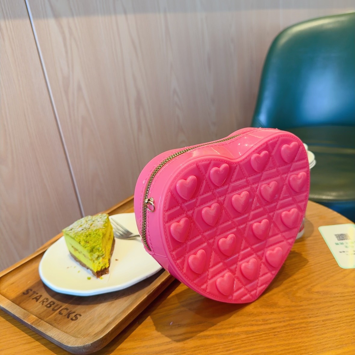The 2025 new heart-shaped bag is a fashionable and versatile single-shoulder crossbody small bag. It's a cute jelly bag for women in summer undefined