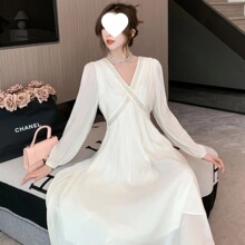气质名媛淑女长袖连衣裙2025秋新款设计感v领高腰显瘦遮肚小白裙