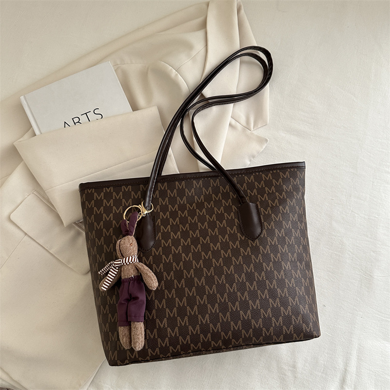 Bolso de mano de gran capacidad de mujer 2025 primavera y verano nuevo nicho de diseño universal en la bolsa de hombro de viaje