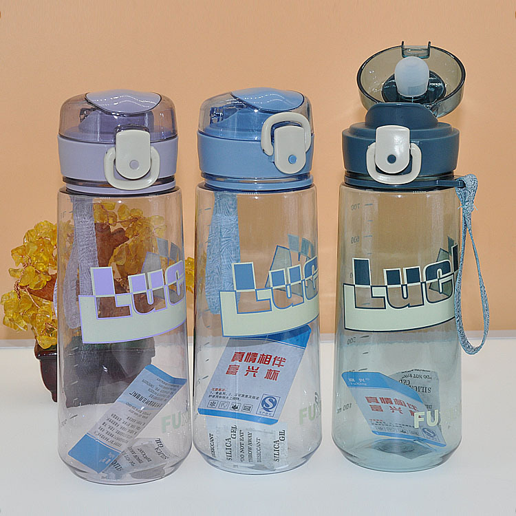 Suministro de fabricantes de nuevos niños taza de paja de plástico taza de beber Correa deportes hervidor portátil kindergarten taza de agua