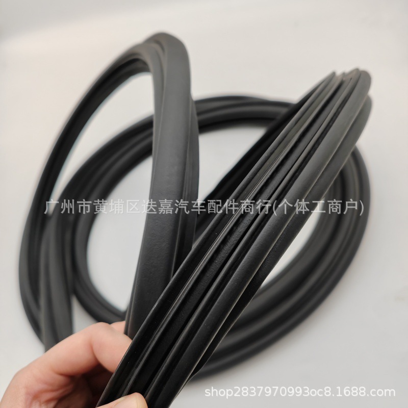 67881-60110 Is Suitable for Toyota Land Cruiser Lc100 Tailgate Sealing Rubber Strip 67881-60111