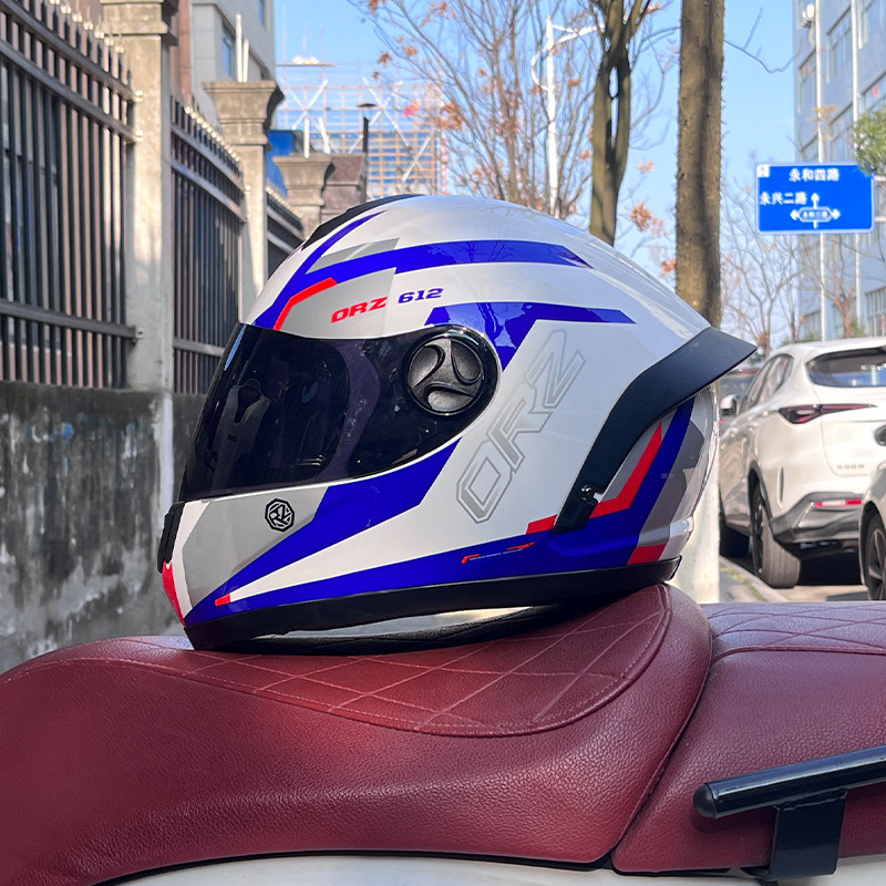 홍차를 곁들인 블루 미디엄