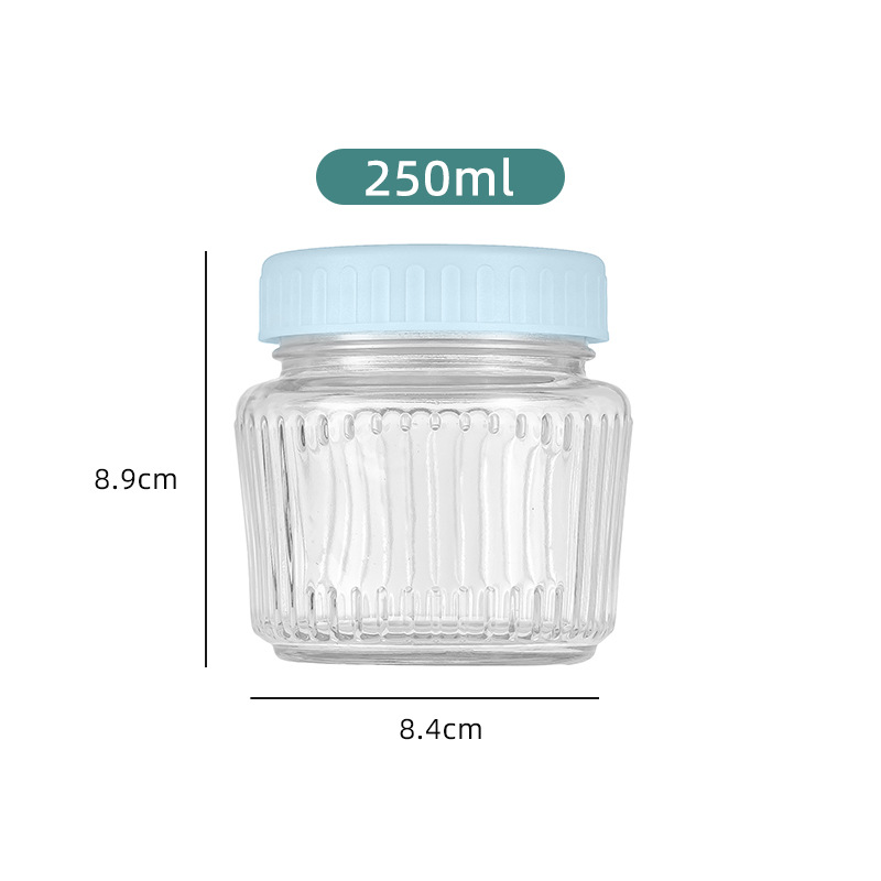 파란색 플라스틱 뚜껑이있는 250ml 유리 항아리; 투명