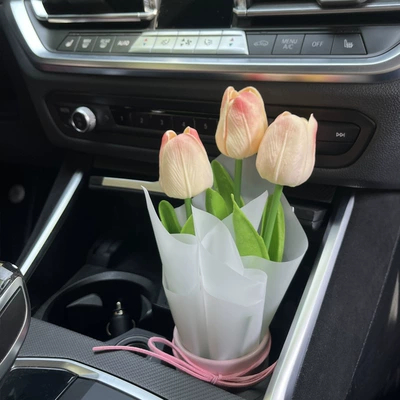 Car ornaments Tulip bouquet: Car ornaments - 3-yellow-pink-tip-tulips-free-pink-flower-bucket